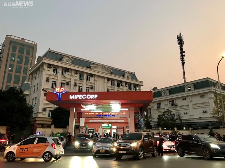 Nhiều cây xăng đóng cửa, người dân Hà Nội dành cả ngày nghỉ xếp hàng đổ xăng
