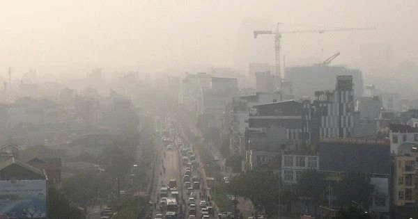 Hà Nội bầu trời mù mịt trong sương mù và bụi mịn do ô nhiễm không khí nghiêm trọng