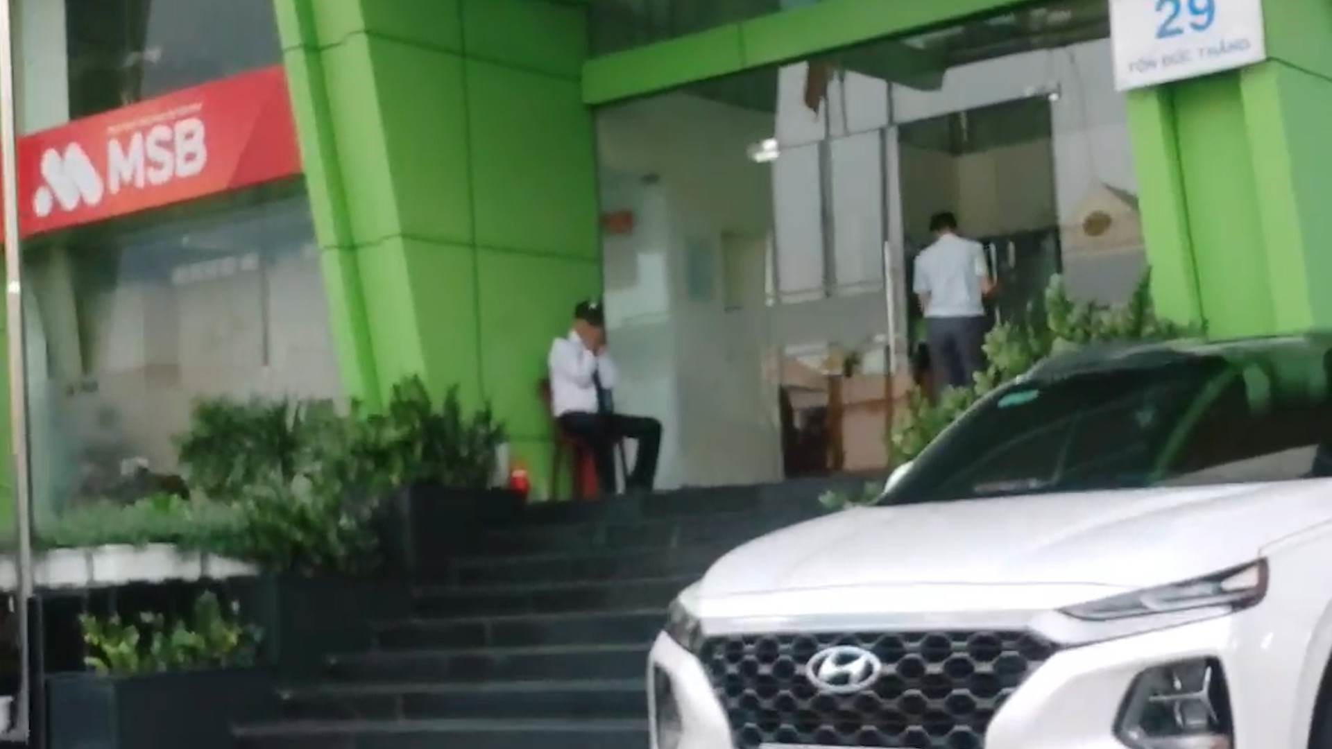 Nhiều ngân hàng ép người vay tiền chi hàng chục triệu đồng mua bảo hiểm Nhiều ngân hàng ép người vay tiền chi hàng chục triệu đồng mua bảo hiểm