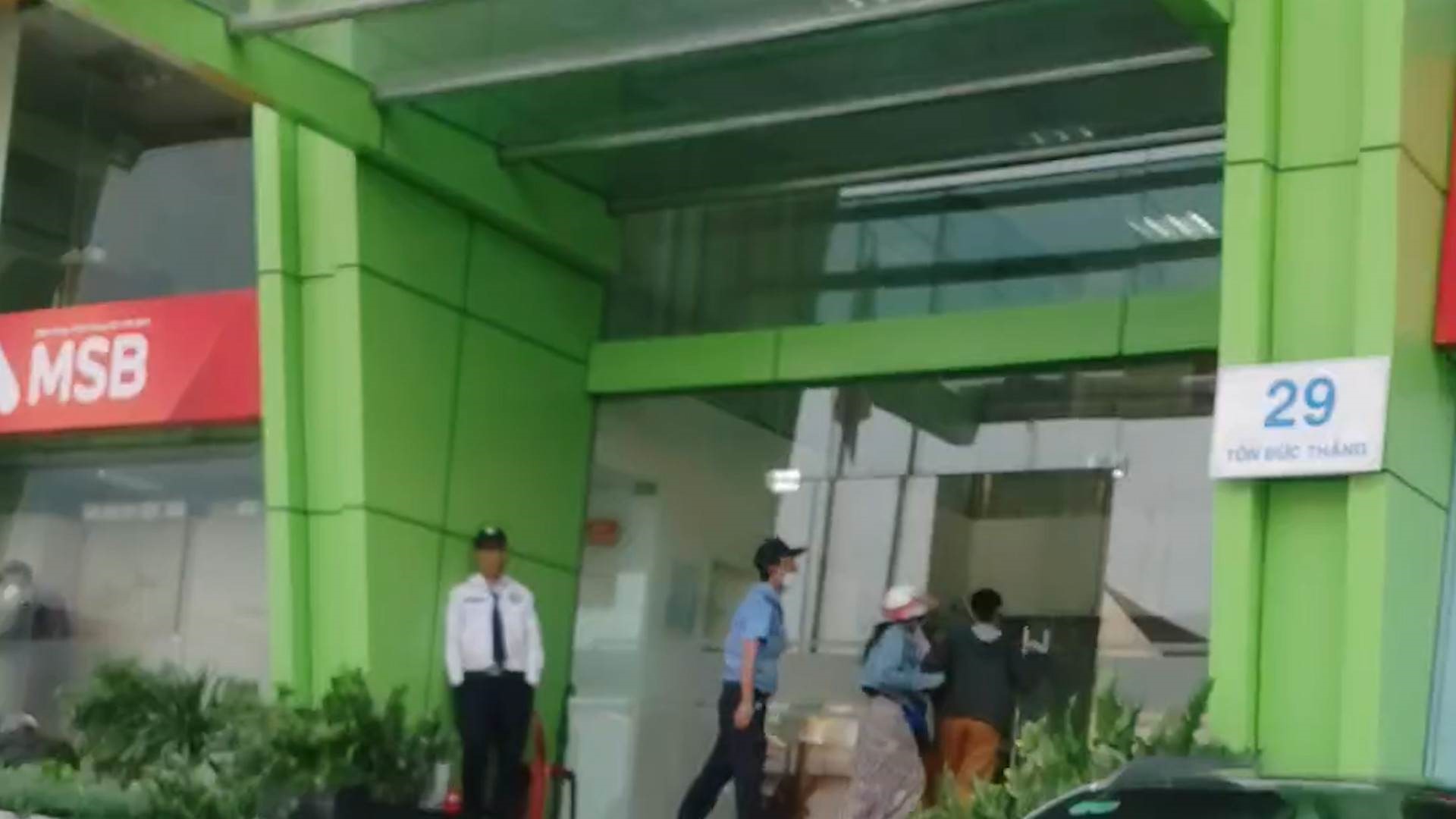 Nhiều ngân hàng ép người vay tiền chi hàng chục triệu đồng mua bảo hiểm Nhiều ngân hàng ép người vay tiền chi hàng chục triệu đồng mua bảo hiểm