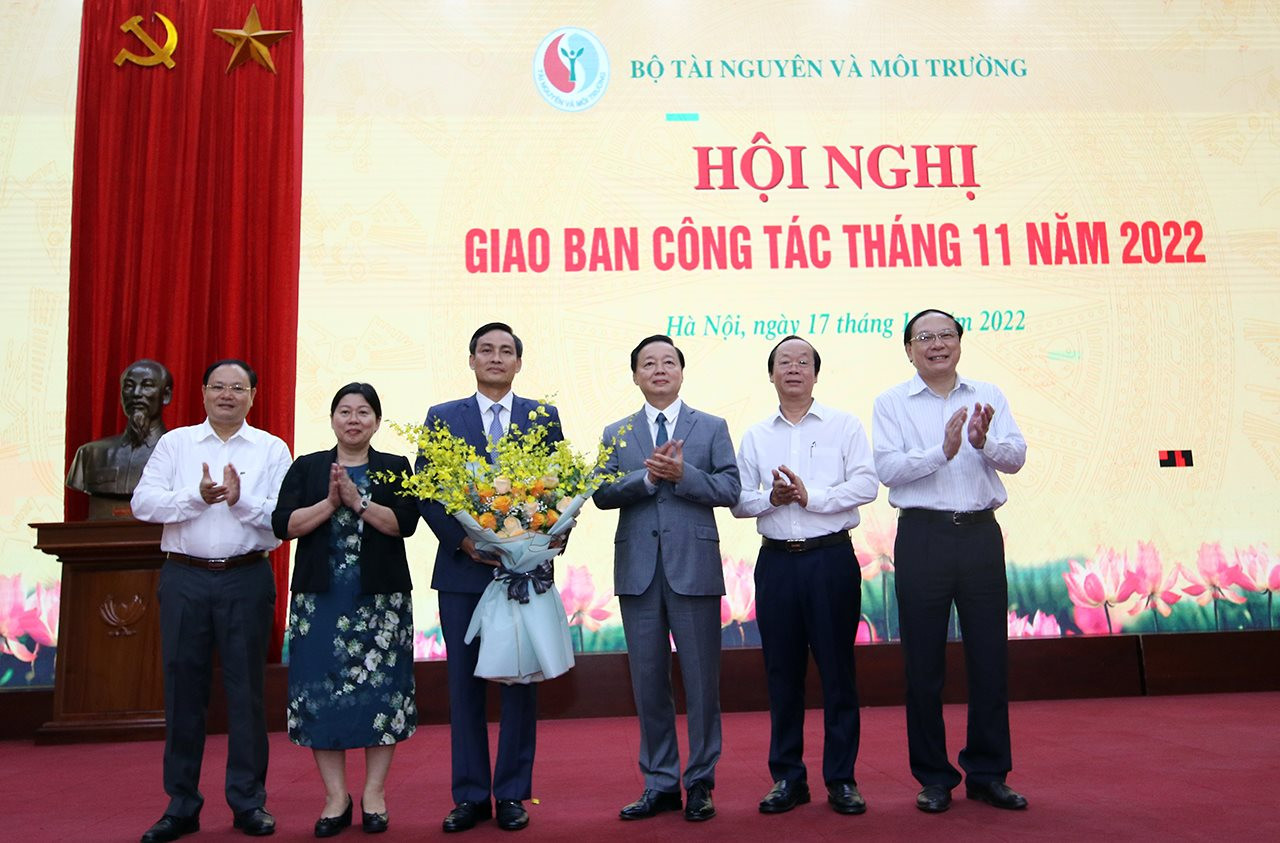 Công bố, trao Quyết định bổ nhiệm lại Thứ trưởng Bộ TN&MT; Quyết định điều động, bổ nhiệm lãnh đạo một số đơn vị trực thuộc Bộ