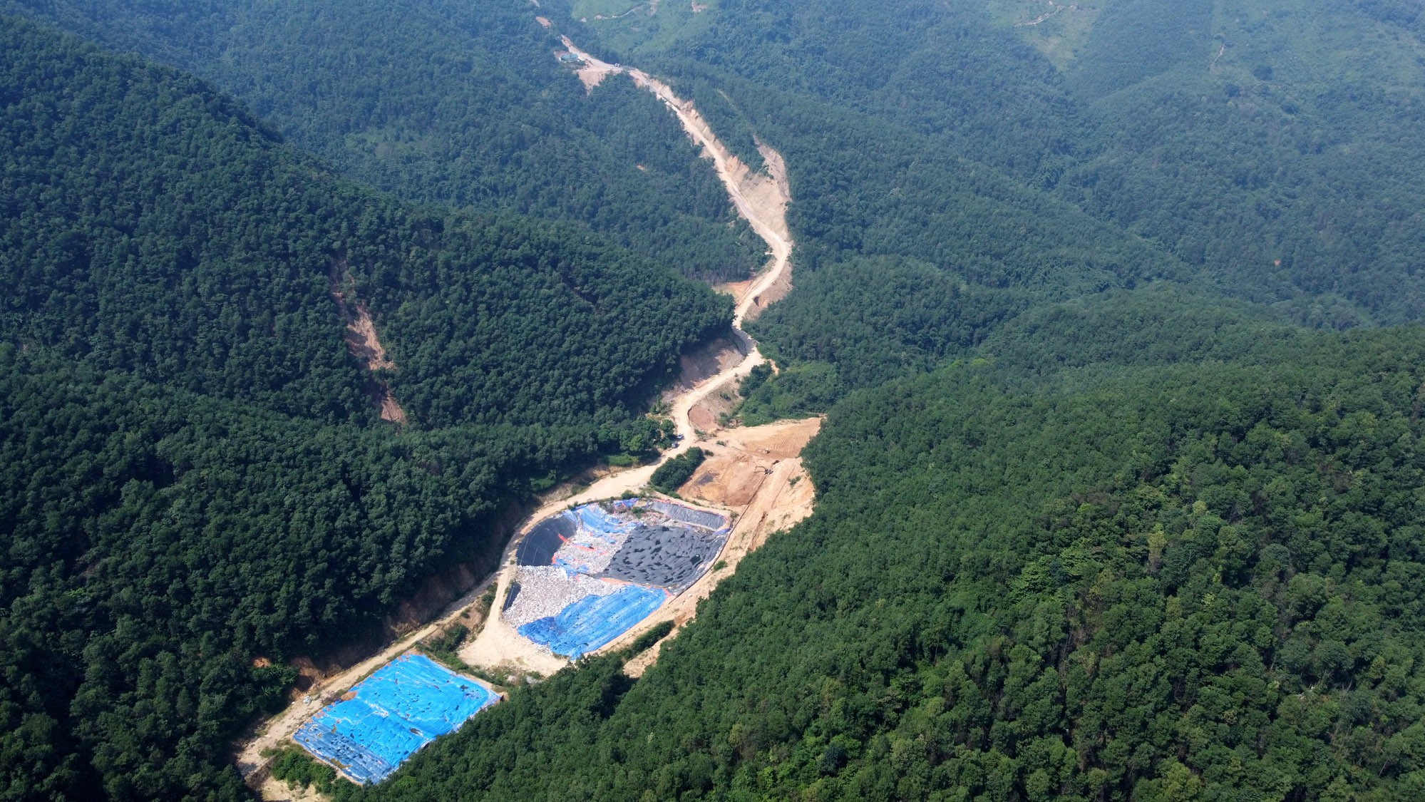 Tổng cục Môi trường yêu cầu làm rõ vụ nghìn tấn rác đổ giữa rừng ở Hòa Bình