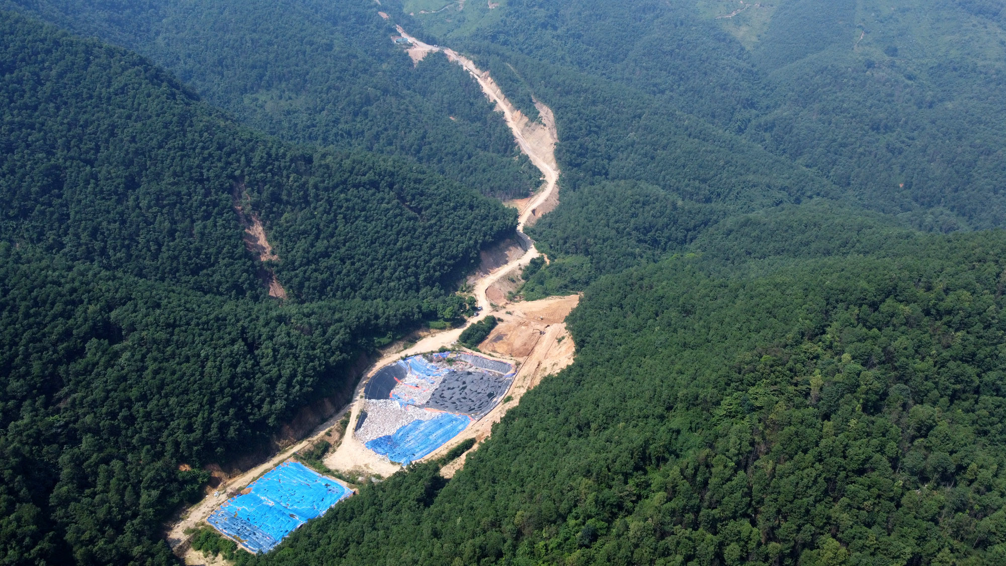 Tổng cục Môi trường yêu cầu làm rõ vụ nghìn tấn rác đổ giữa rừng ở Hòa Bình Tổng cục Môi trường yêu cầu làm rõ vụ nghìn tấn rác đổ giữa rừng ở Hòa Bình