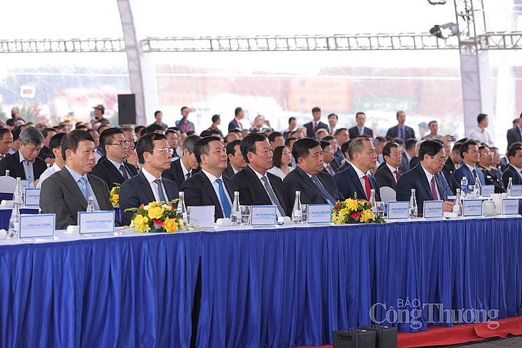 VinFast xuất khẩu lô xe ô tô điện đầu tiên sang Mỹ: Viết nên kỳ tích cho công nghiệp ô tô Việt Nam VinFast xuất khẩu lô xe ô tô điện đầu tiên sang Mỹ: Viết nên kỳ tích cho công nghiệp ô tô Việt Nam