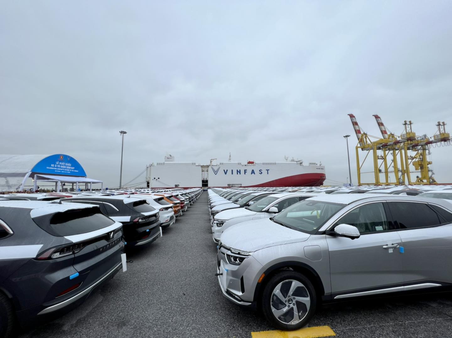 VinFast xuất khẩu lô xe ô tô điện đầu tiên sang Mỹ: Viết nên kỳ tích cho công nghiệp ô tô Việt Nam VinFast xuất khẩu lô xe ô tô điện đầu tiên sang Mỹ: Viết nên kỳ tích cho công nghiệp ô tô Việt Nam