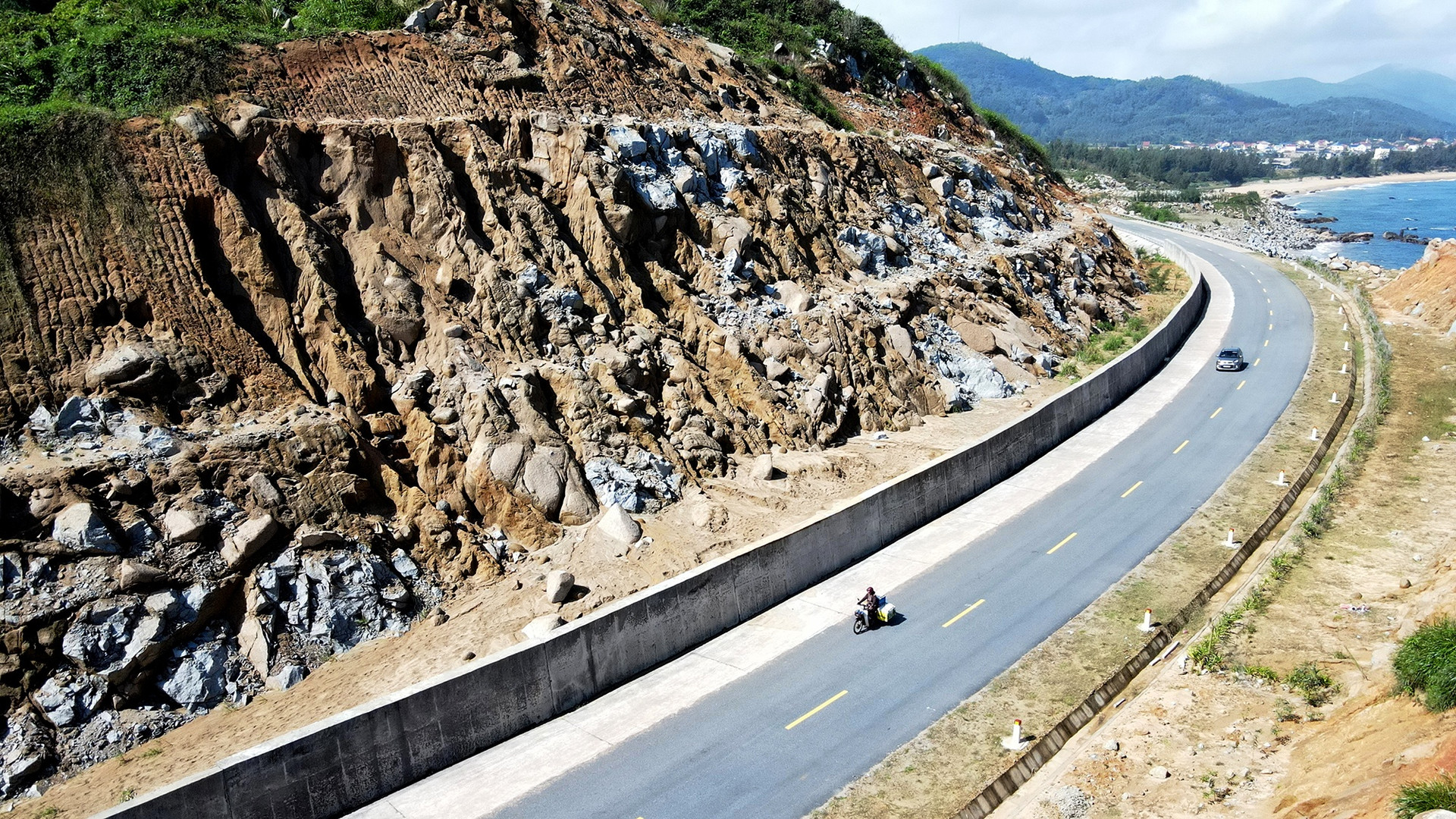 Hà Tĩnh khẩn cấp xử lý sạt lở đường ven biển nghìn tỉ