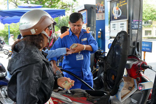 Giá xăng RON95 tăng hơn 400 đồng mỗi lít, giá dầu giảm - Ảnh 1. Giá xăng RON95 tăng hơn 400 đồng mỗi lít, giá dầu giảm - Ảnh 1.