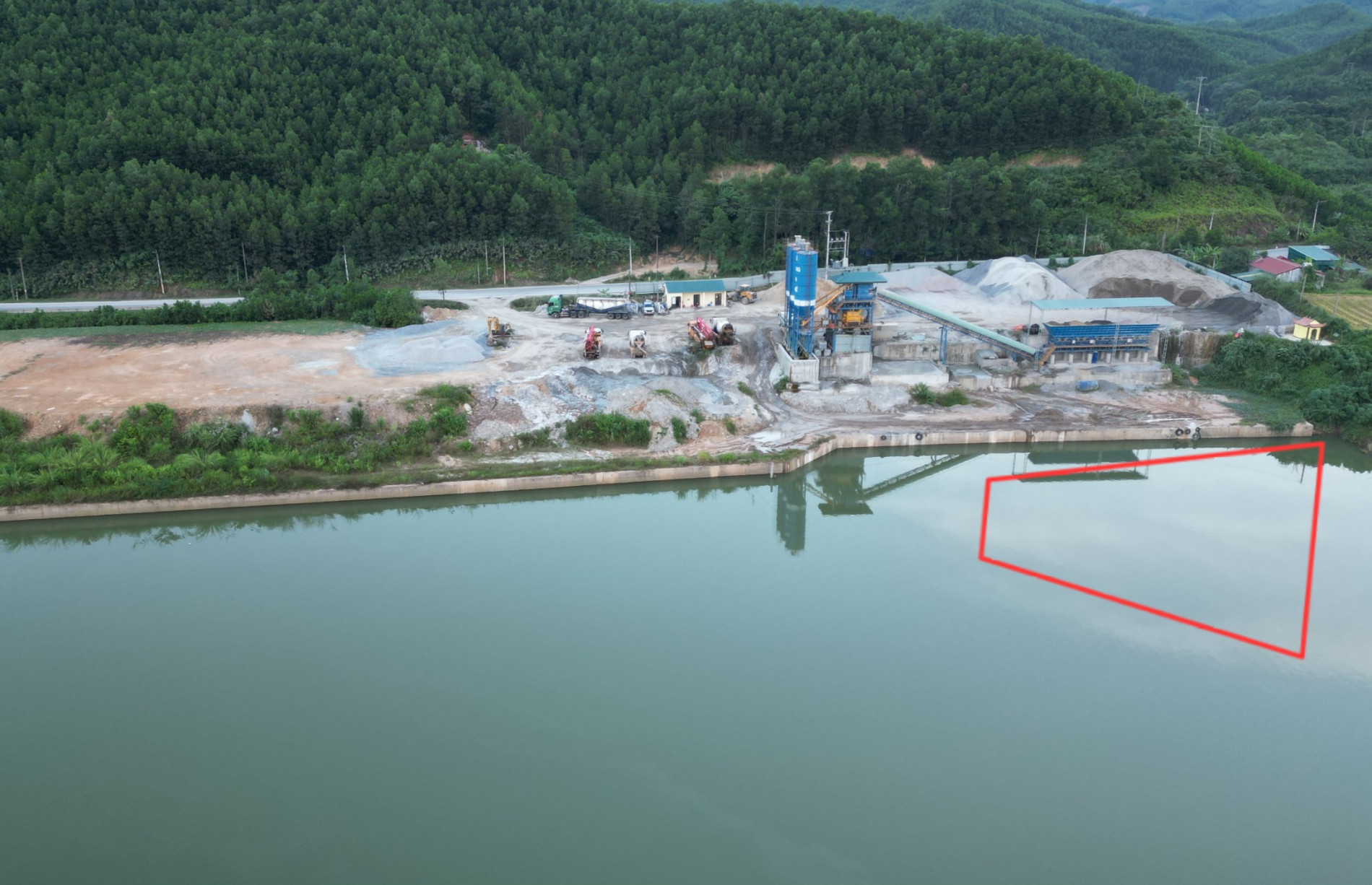 Cần kiểm tra dấu hiệu gây ô nhiễm môi trường tại trạm bê tông Ba Chẽ