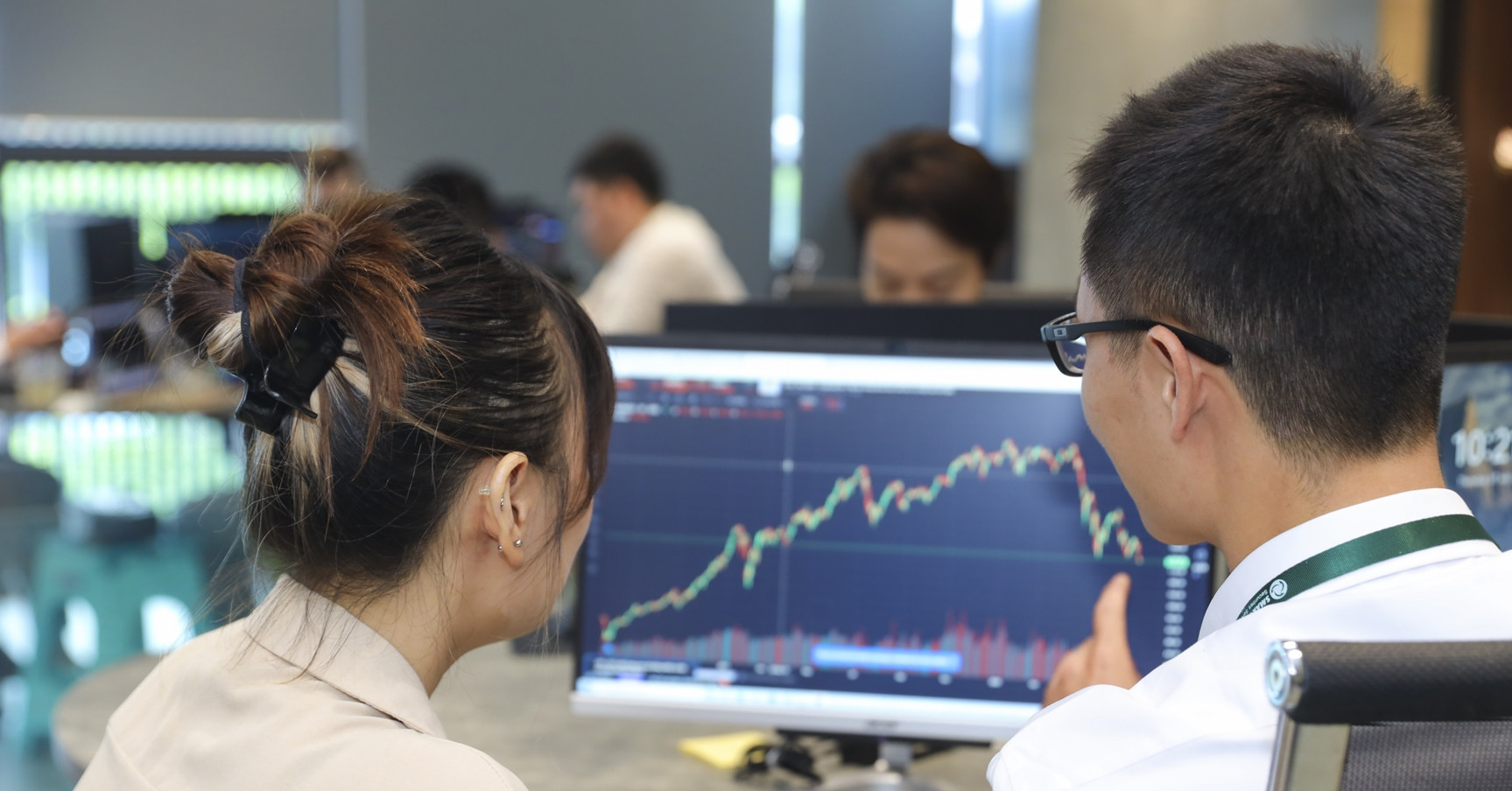 Vụ Vạn Thịnh Phát gây thiệt hại lớn, VN-Index giảm 15 điểm, cầu bắt đáy tăng