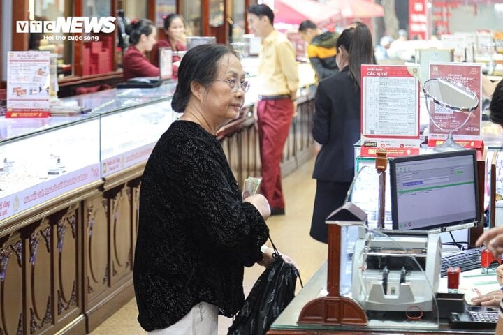 Nhiều người tranh thủ bán vàng tích trữ trong ngày giá cao kỷ lục. (Ảnh: Minh Đức)