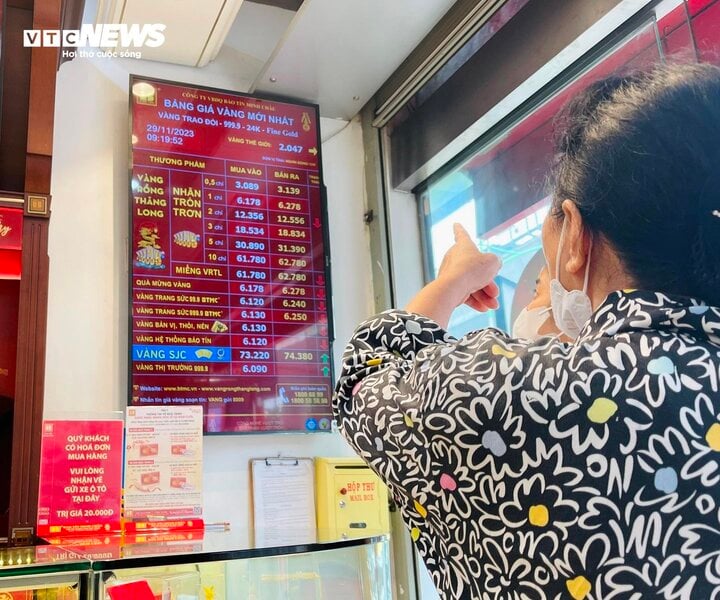 Nhiều người chấp nhận mua vàng ở mức giá cao kỷ lục. (Ảnh: Thành Lâm)