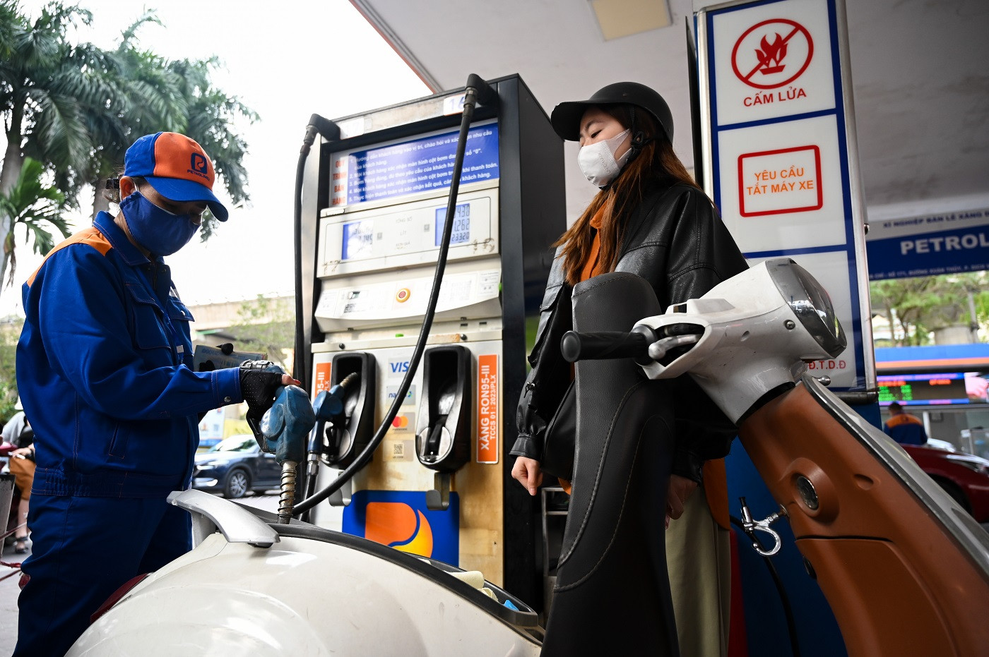 Xăng RON95 giảm 3 phiên liên tiếp, về dưới 23.000 đồng