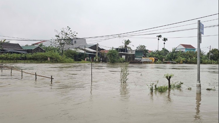 Huế còn hơn 700 ngôi nhà bị ngập lụt