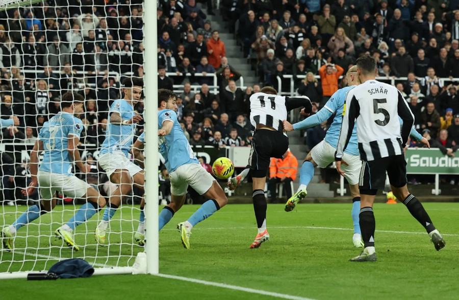 HLV Man City ‘nổi nóng với tất cả’ khi thua sốc Newcastle