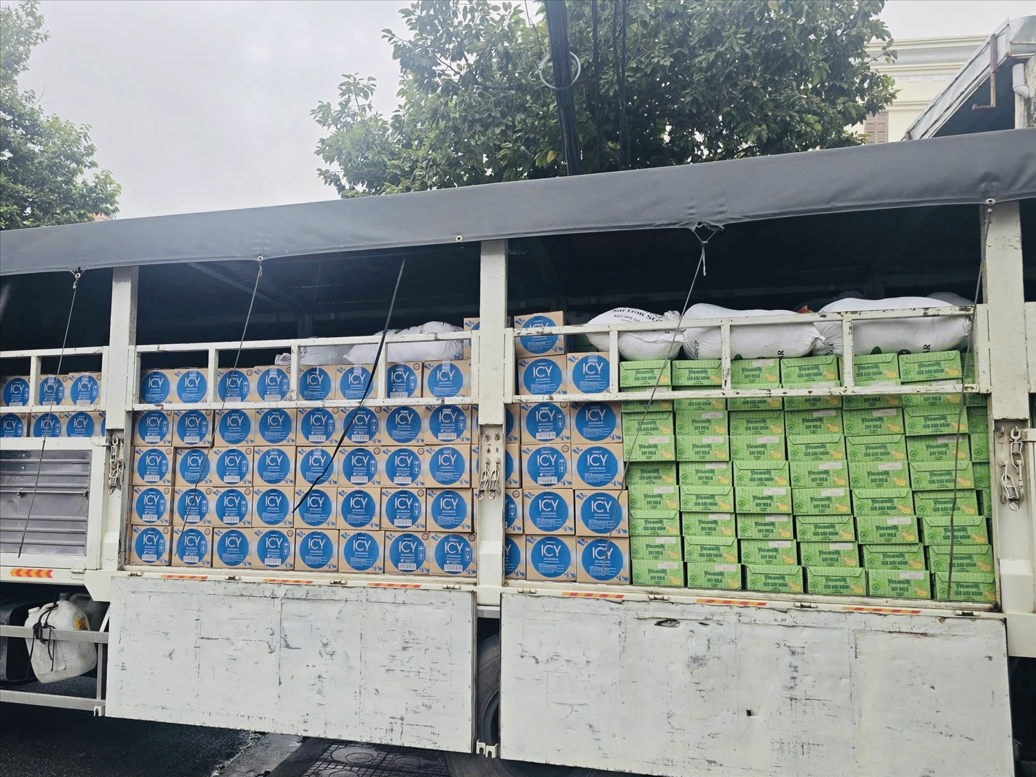 Vinamilk kịp thời hỗ trợ 48 tấn sản phẩm dinh dưỡng đến bà con vùng lũ miền trung và Tây Nguyên