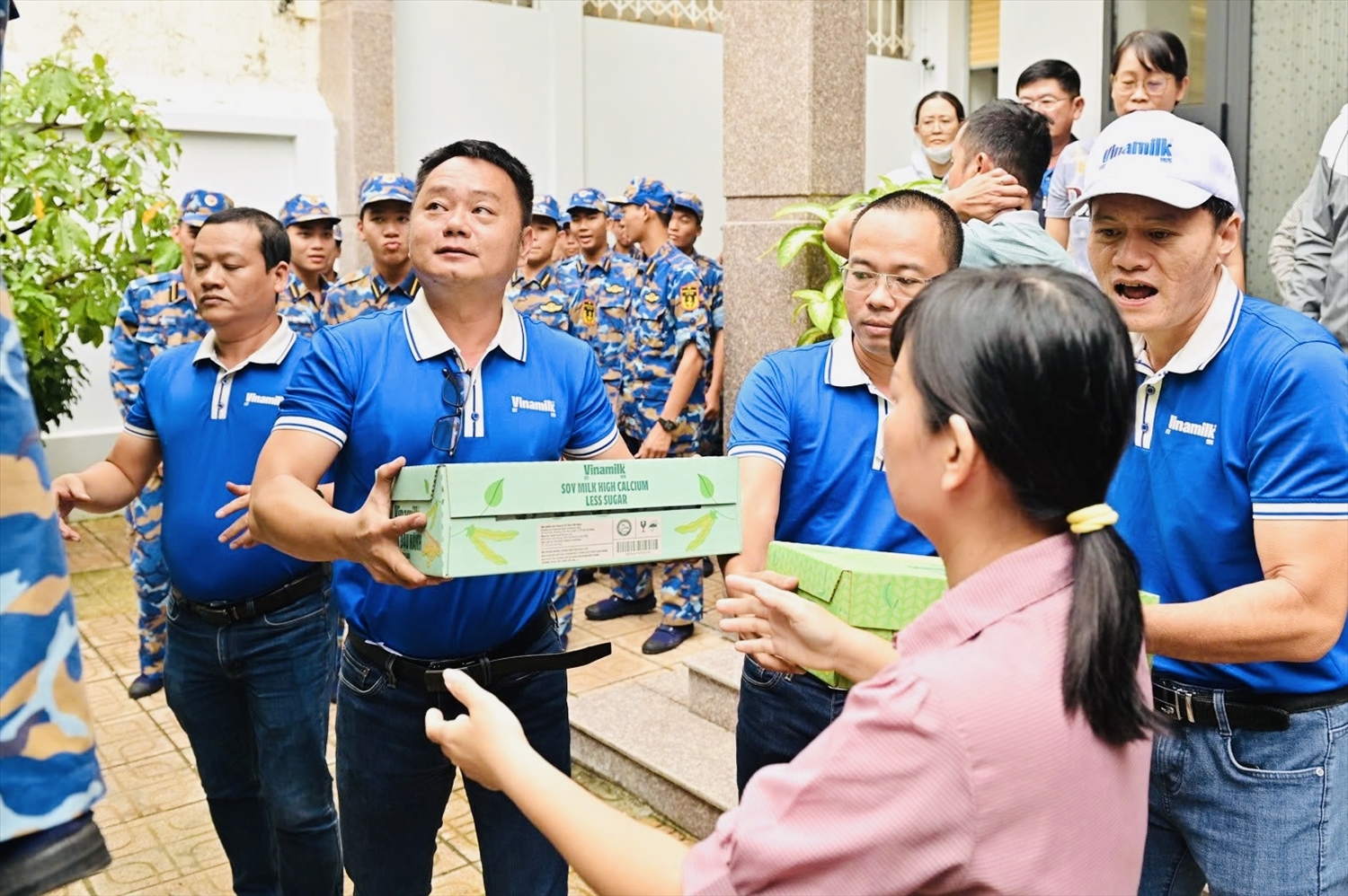 Vinamilk kịp thời hỗ trợ 48 tấn sản phẩm dinh dưỡng đến bà con vùng lũ miền trung và Tây Nguyên