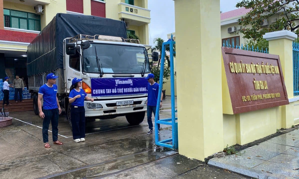 Vinamilk kịp thời hỗ trợ 48 tấn sản phẩm dinh dưỡng đến bà con vùng lũ miền trung và Tây Nguyên