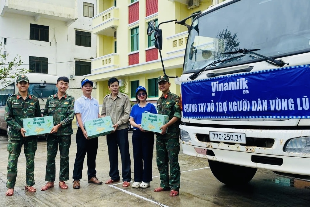 Vinamilk kịp thời hỗ trợ 48 tấn sản phẩm dinh dưỡng đến bà con vùng lũ miền trung và Tây Nguyên