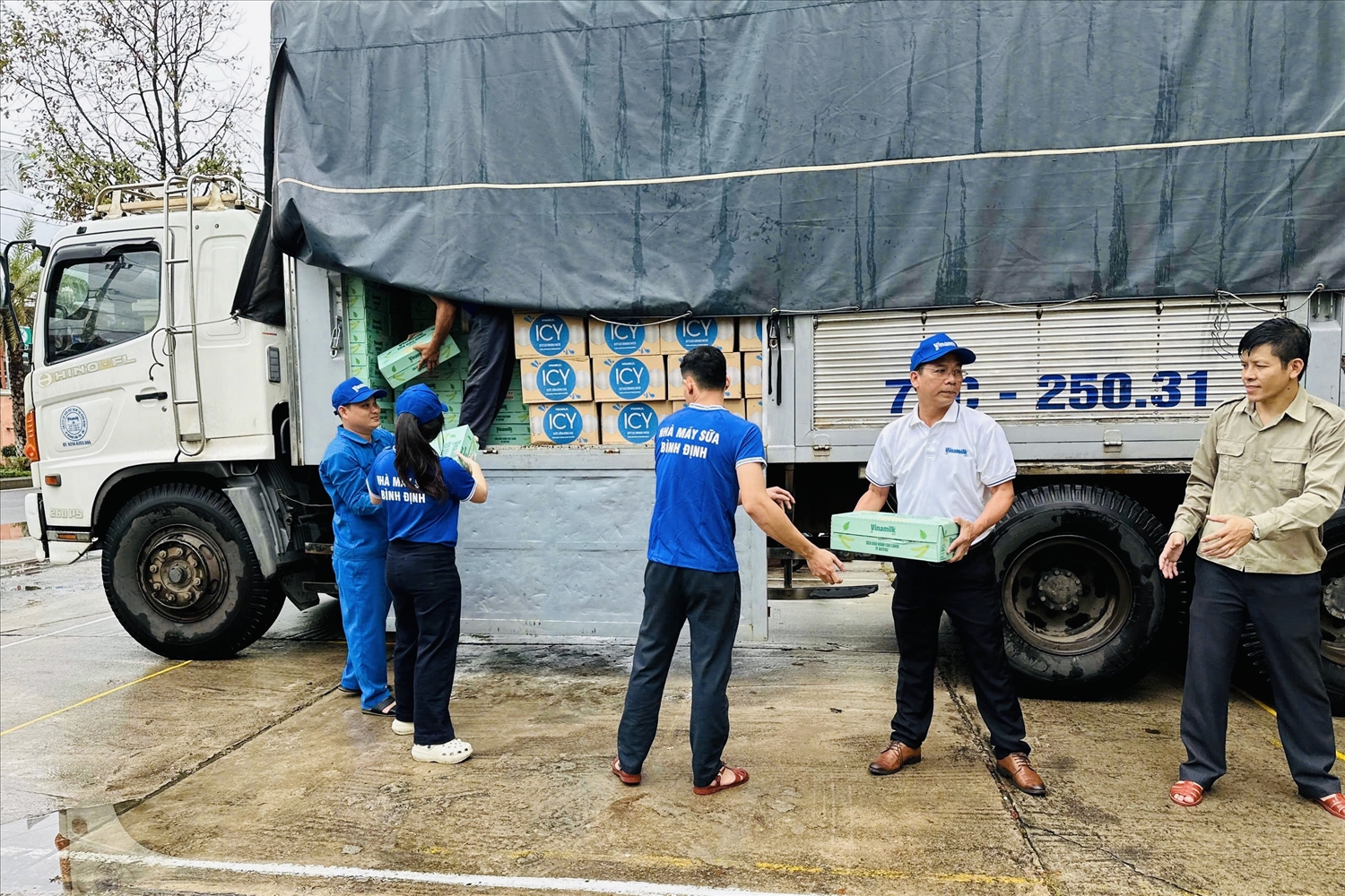Vinamilk kịp thời hỗ trợ 48 tấn sản phẩm dinh dưỡng đến bà con vùng lũ miền trung và Tây Nguyên