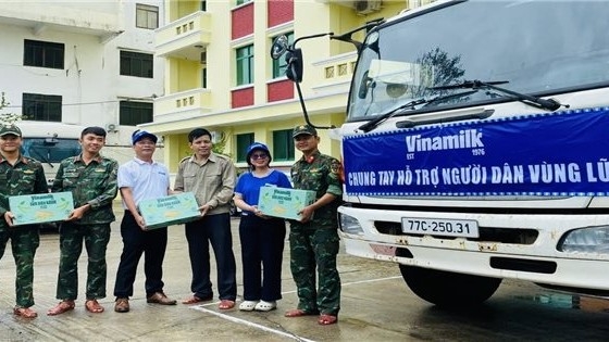 Vinamilk kịp thời hỗ trợ 48 tấn sản phẩm dinh dưỡng đến bà con vùng lũ miền trung và Tây Nguyên