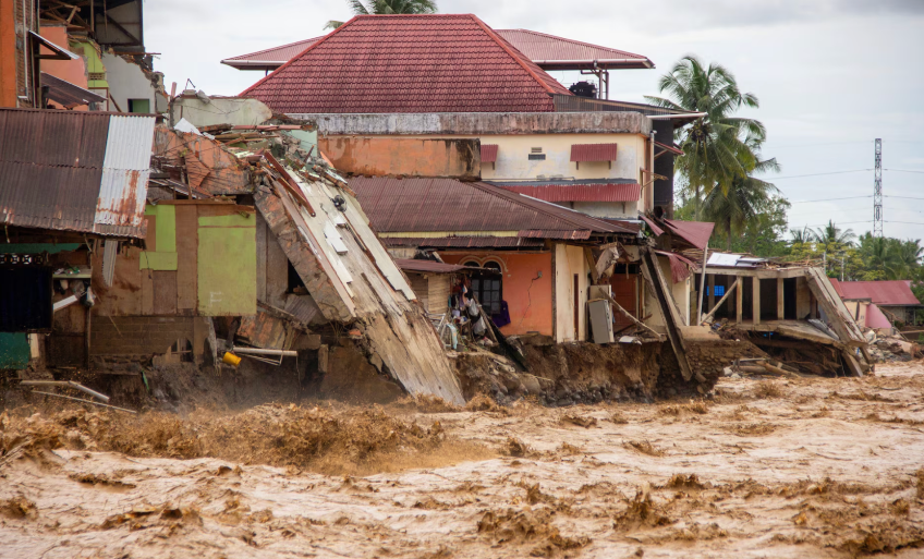 Indonesia: Hàng trăm người thiệt mạng do lũ lụt, sạt lở đấtThảm họa lũ và sạt lở đất ở đảo Sumatra (Indonesia) trong những ngày gần đây đã khiến hơn 3 Indonesia: Hàng trăm người thiệt mạng do lũ lụt, sạt lở đấtThảm họa lũ và sạt lở đất ở đảo Sumatra (Indonesia) trong những ngày gần đây đã khiến hơn 3