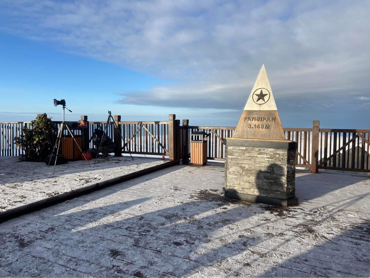 Nhiệt độ xuống âm 7 độ C, băng giá dày đặc trên đỉnh Fansipan Nhiệt độ xuống âm 7 độ C, băng giá dày đặc trên đỉnh Fansipan