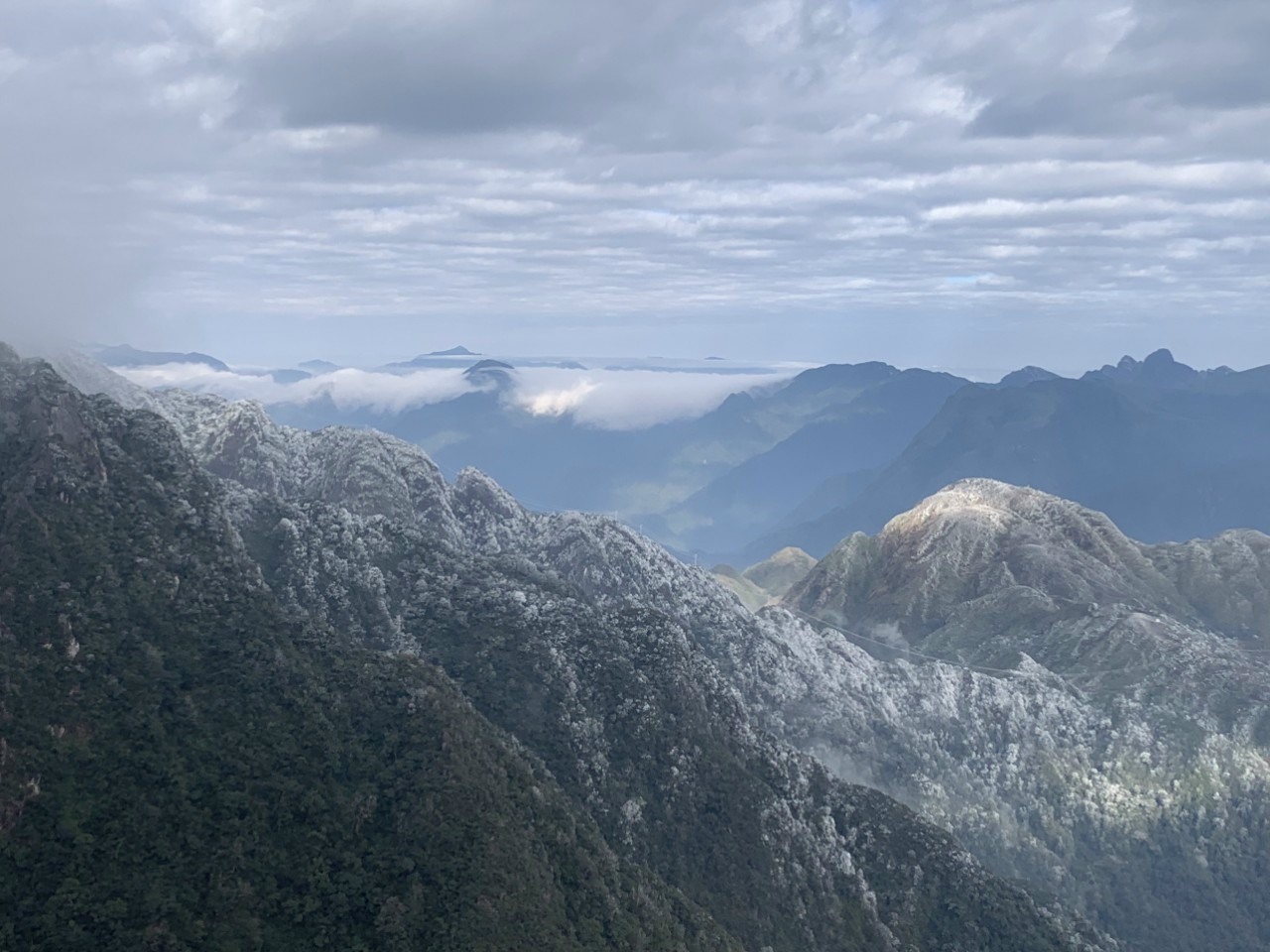 Nhiệt độ xuống âm 7 độ C, băng giá dày đặc trên đỉnh Fansipan Nhiệt độ xuống âm 7 độ C, băng giá dày đặc trên đỉnh Fansipan