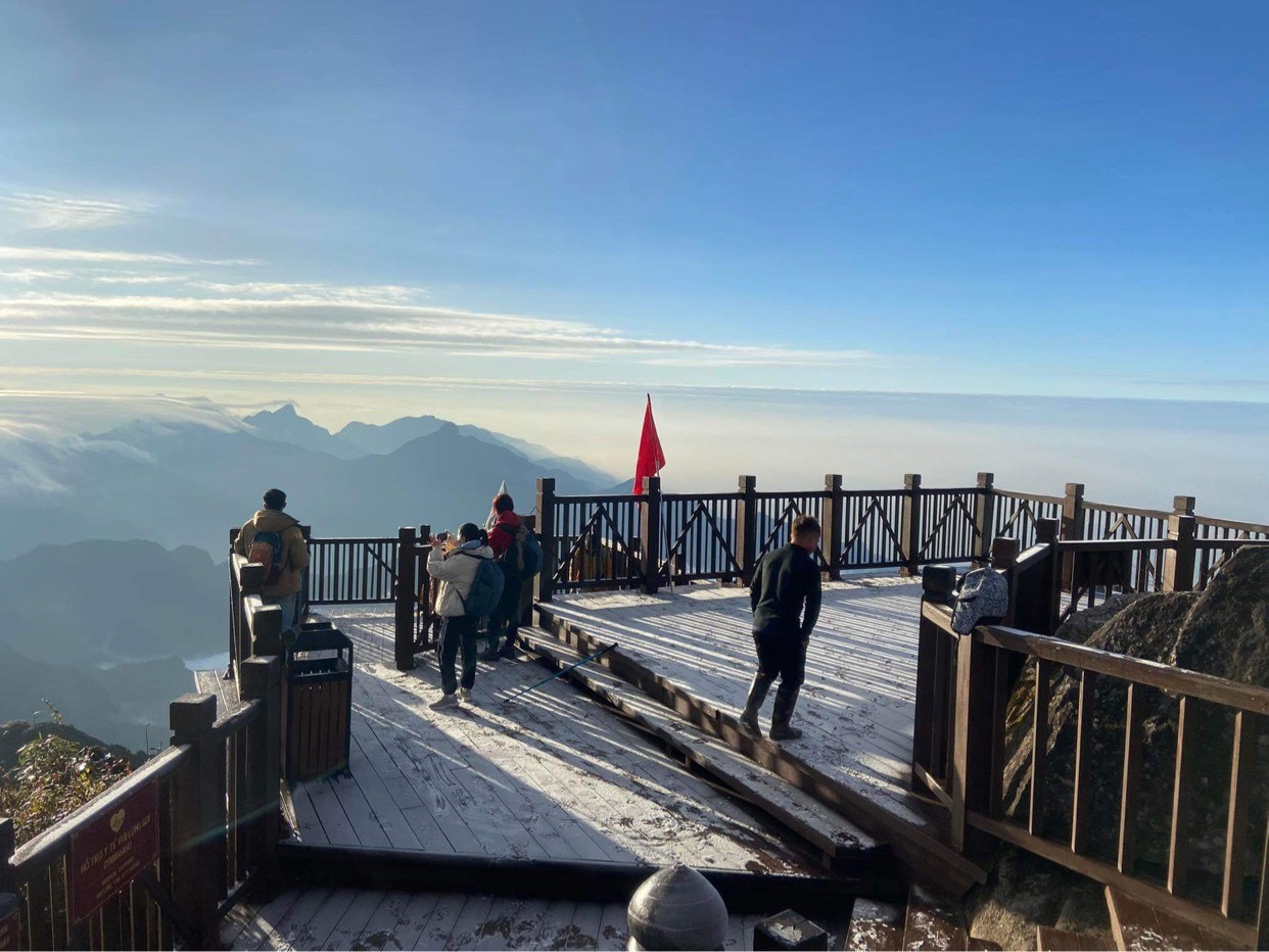 Nhiệt độ xuống âm 7 độ C, băng giá dày đặc trên đỉnh Fansipan Nhiệt độ xuống âm 7 độ C, băng giá dày đặc trên đỉnh Fansipan