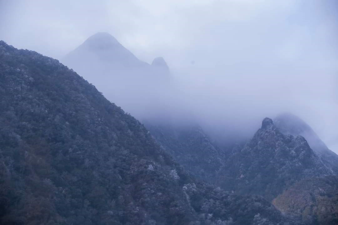 Nhiệt độ xuống âm 7 độ C, băng giá dày đặc trên đỉnh Fansipan Nhiệt độ xuống âm 7 độ C, băng giá dày đặc trên đỉnh Fansipan