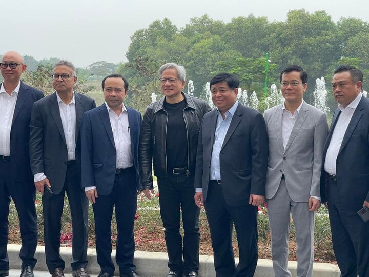 Ông Jensen Huang và  Bộ trưởng Bộ Kế hoạch và Đầu tư Nguyễn Chí Dũng thăm và làm việc tại Trung tâm đổi mới sáng tạo quốc gia (NIC).