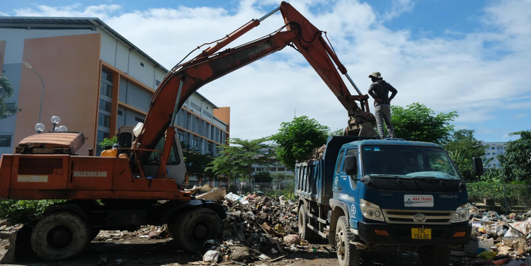 Khánh Hoà: Tập trung thu gom, xử lý rác thải sau mưa lũ