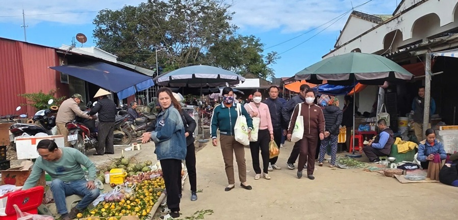 Nhân rộng mô hình chợ phiên giảm rác thải nhựa