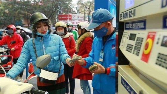 Giá xăng tăng, dầu giảm