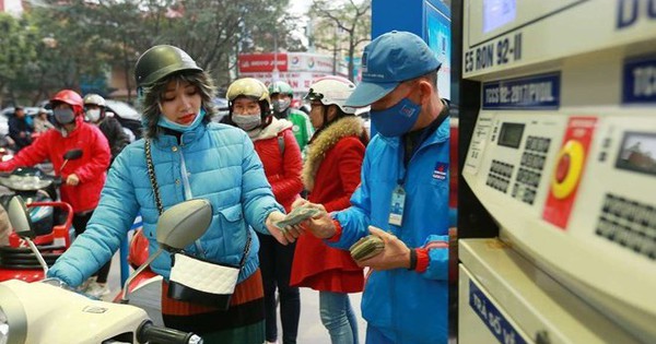 Giá xăng tăng, dầu giảm