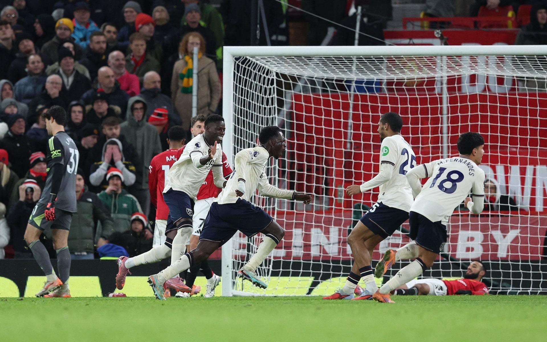 Man Utd rơi điểm trước đội nhóm cuối bảng