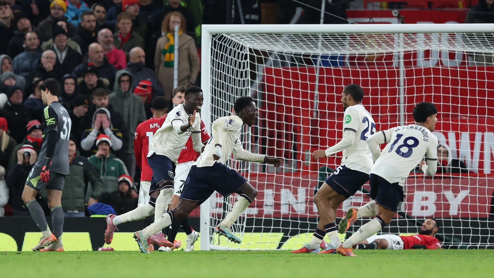 Man Utd rơi điểm trước đội nhóm cuối bảng