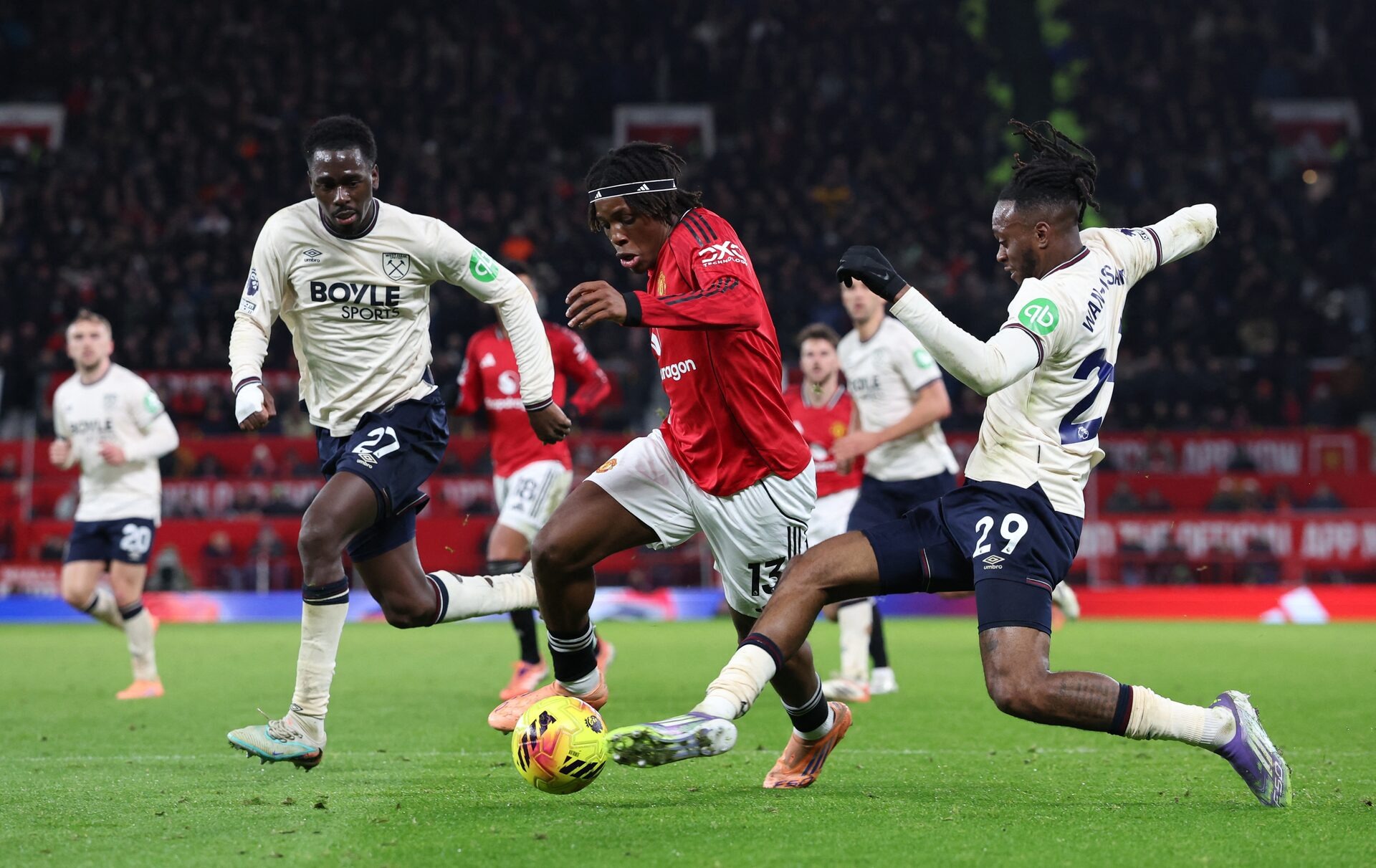 Man Utd rơi điểm trước đội nhóm cuối bảng