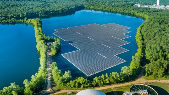 Bùng nổ điện mặt trời nổi