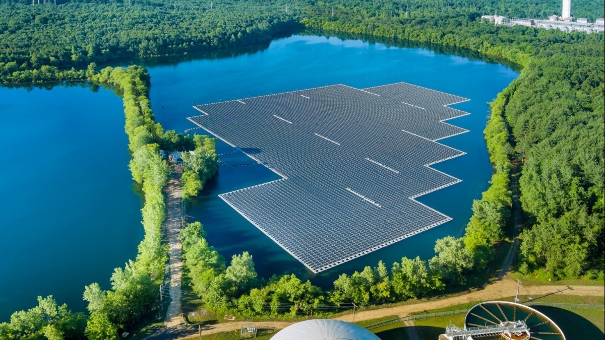 Bùng nổ điện mặt trời nổi