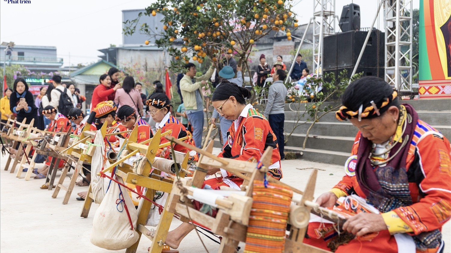 Sôi nổi các hoạt động văn hóa, thể thao tại Lễ hội Nhảy lửa Pà Thẻn