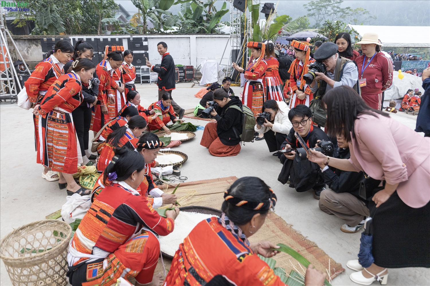 Sôi nổi các hoạt động văn hóa, thể thao tại Lễ hội Nhảy lửa Pà Thẻn