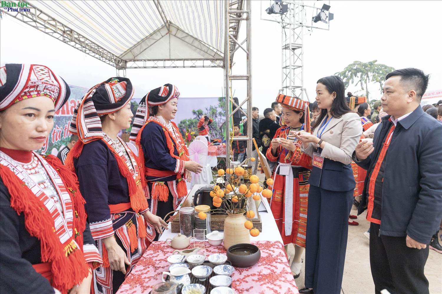 Sôi nổi các hoạt động văn hóa, thể thao tại Lễ hội Nhảy lửa Pà Thẻn