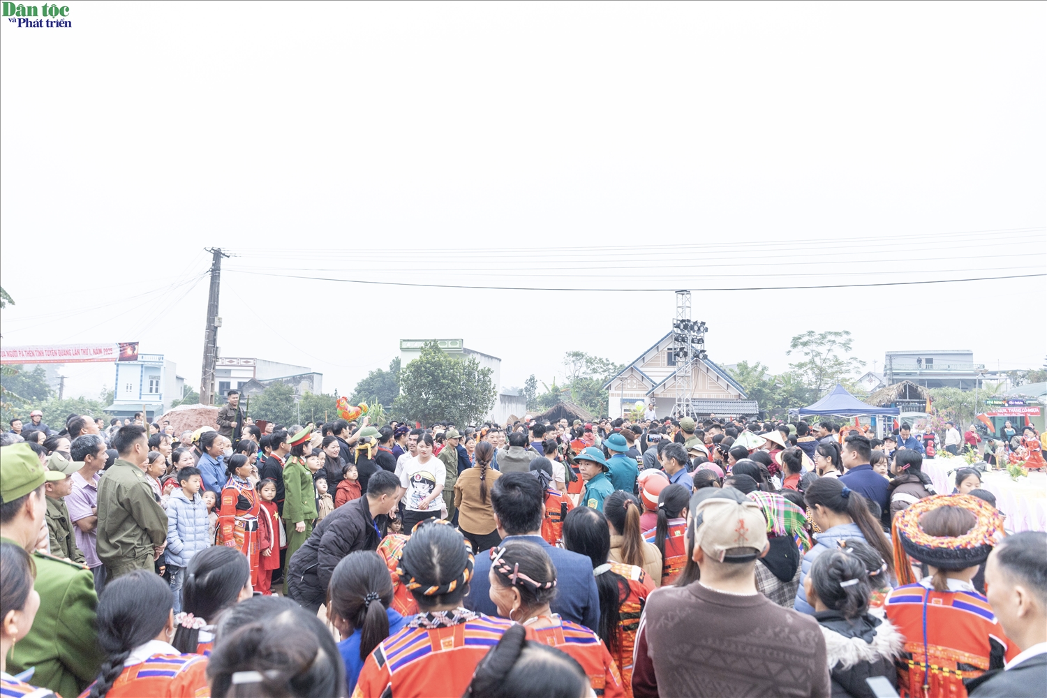 Sôi nổi các hoạt động văn hóa, thể thao tại Lễ hội Nhảy lửa Pà Thẻn