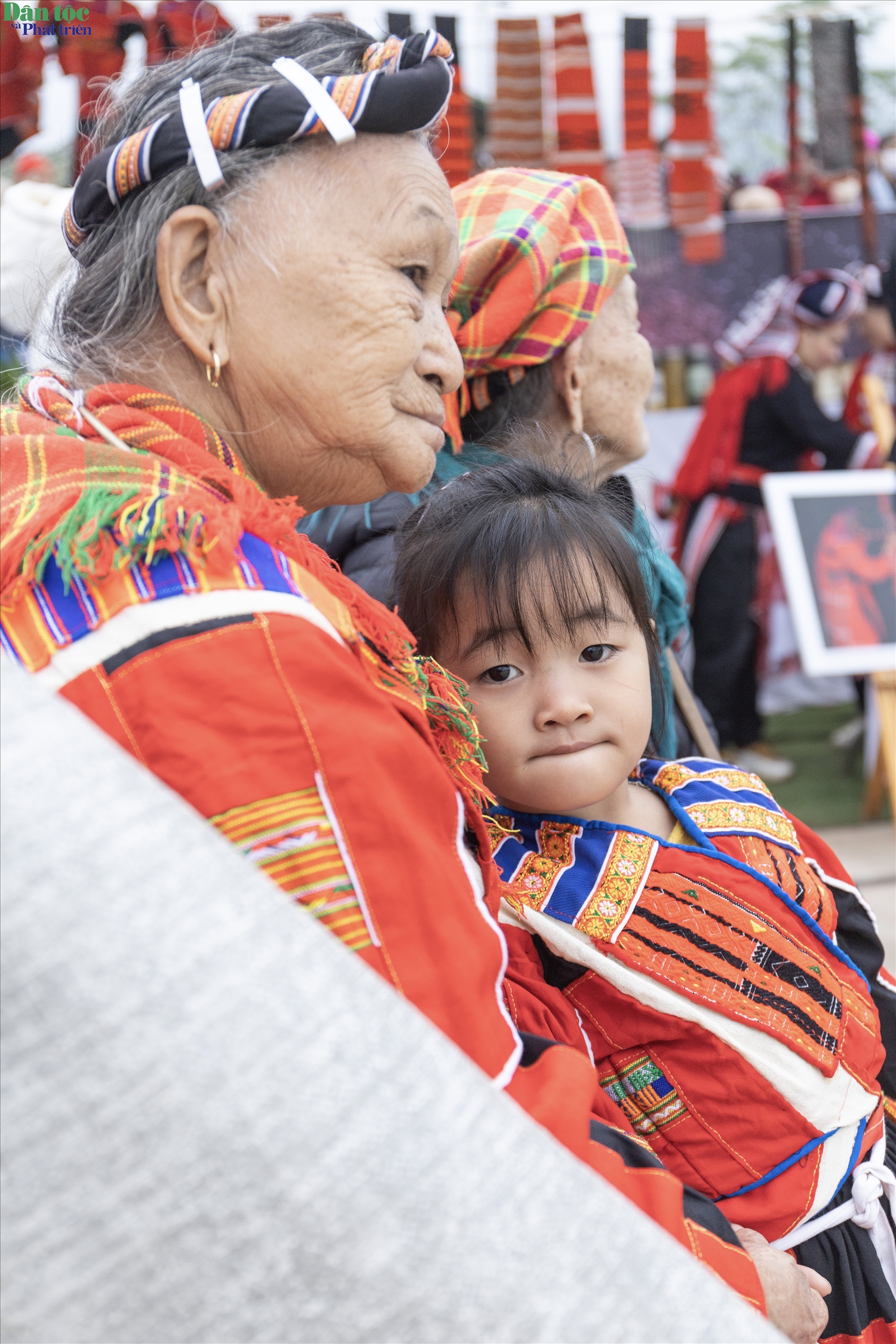 Sôi nổi các hoạt động văn hóa, thể thao tại Lễ hội Nhảy lửa Pà Thẻn