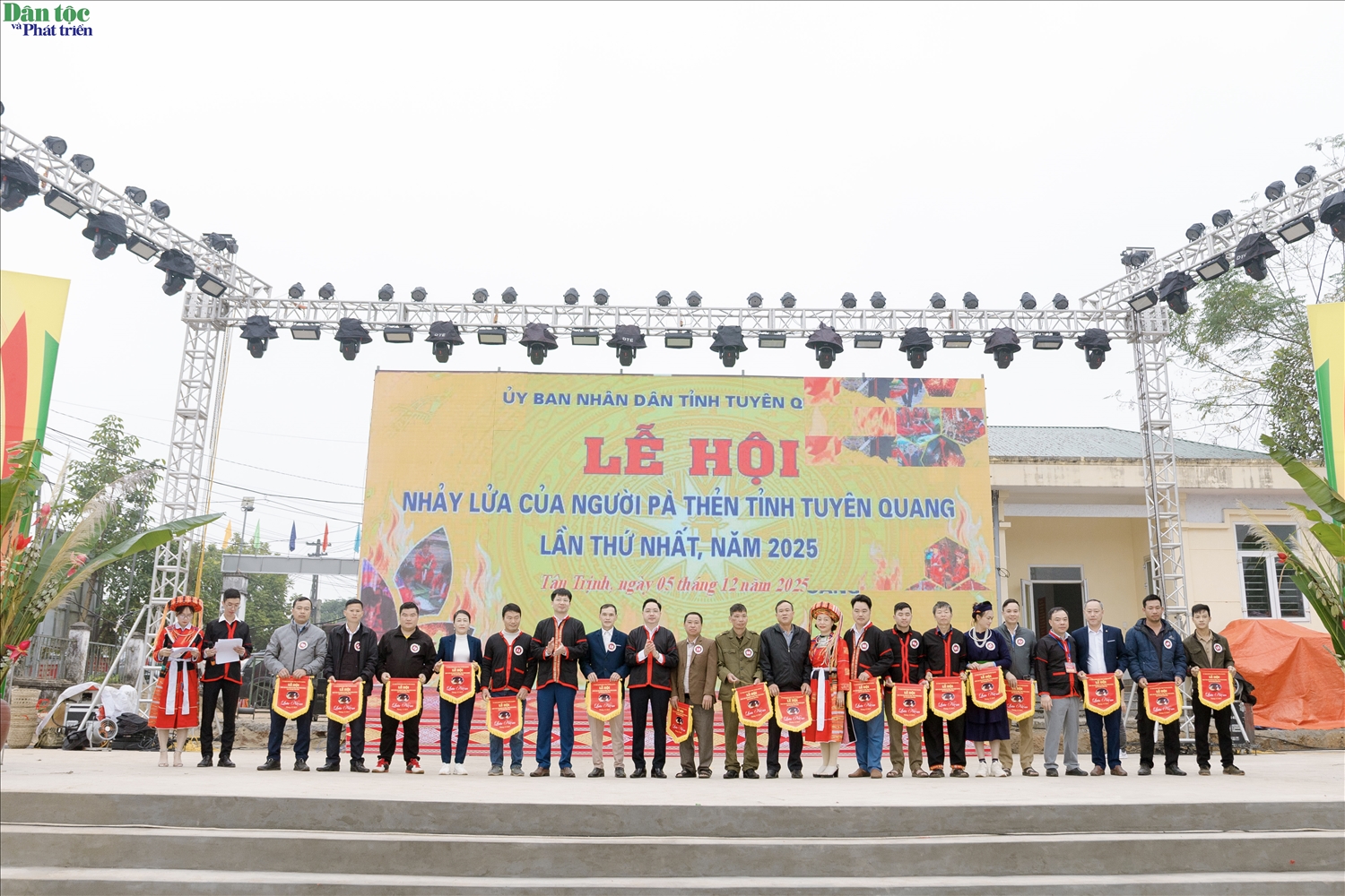 Sôi nổi các hoạt động văn hóa, thể thao tại Lễ hội Nhảy lửa Pà Thẻn