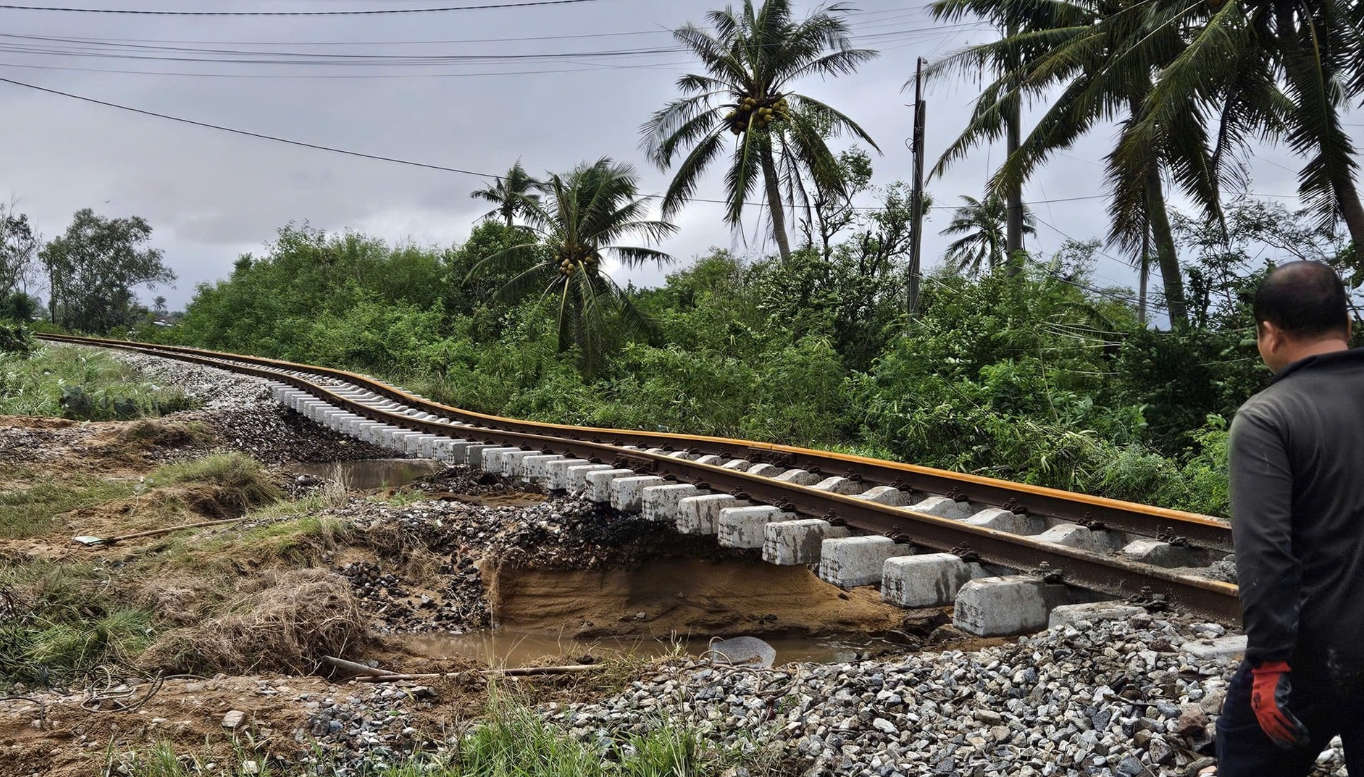 Công bố tình huống khẩn cấp do thiên tai đối với tuyến đường sắt Hà Nội - TP.HCM Công bố tình huống khẩn cấp do thiên tai đối với tuyến đường sắt Hà Nội - TP.HCM
