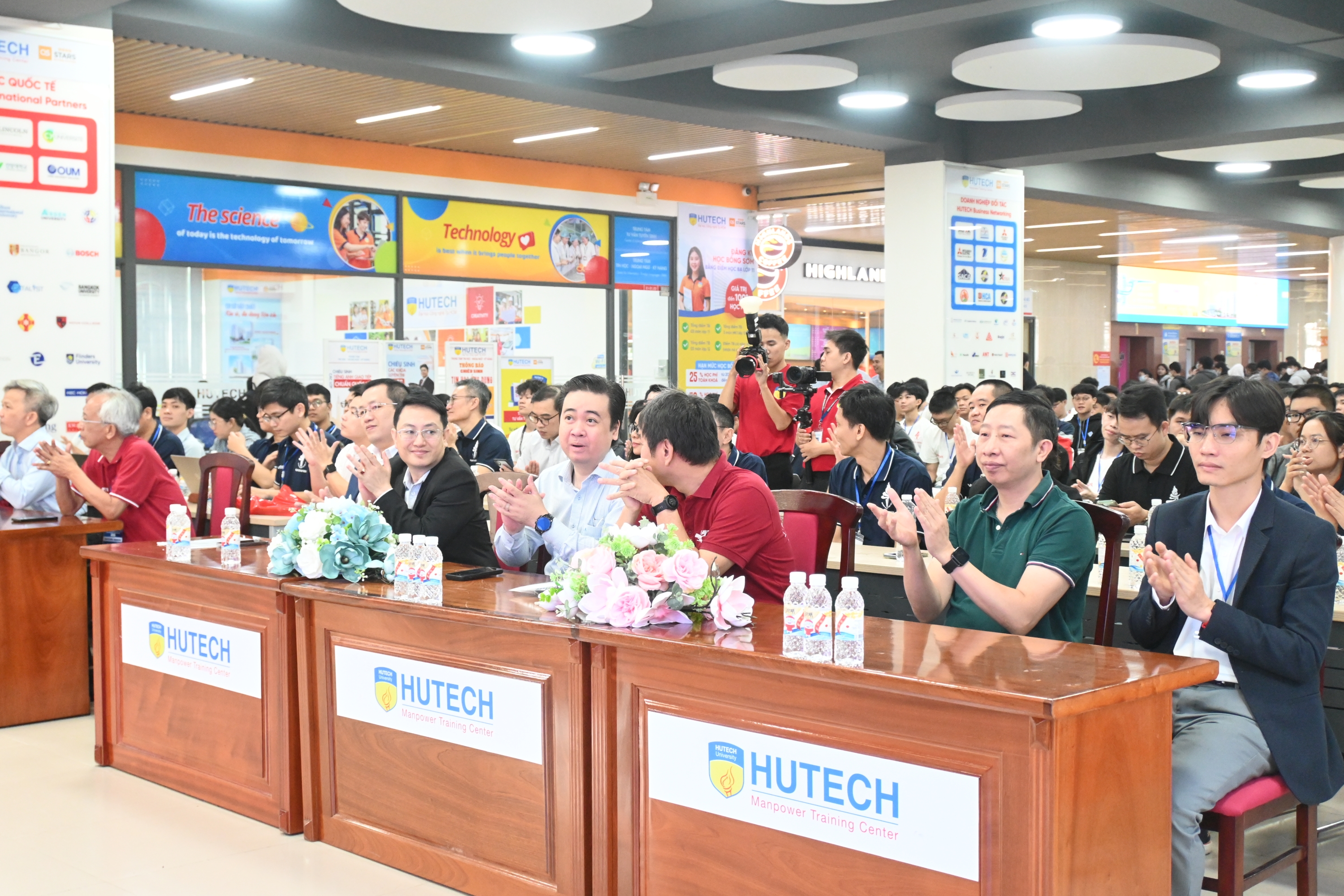 Gần 200 sinh viên bước vào kỳ thi Olympic Trí tuệ nhân tạo Sinh viên Việt Nam lần đầu tiên