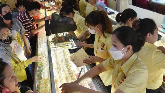 Giá vàng hôm nay 12/12: Vàng miếng giảm, vàng nhẫn tăng mạnh