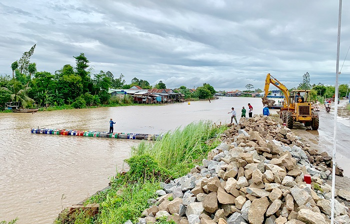 An Giang triển khai đồng bộ các giải pháp ứng phó tình hình sạt lở An Giang triển khai đồng bộ các giải pháp ứng phó tình hình sạt lở