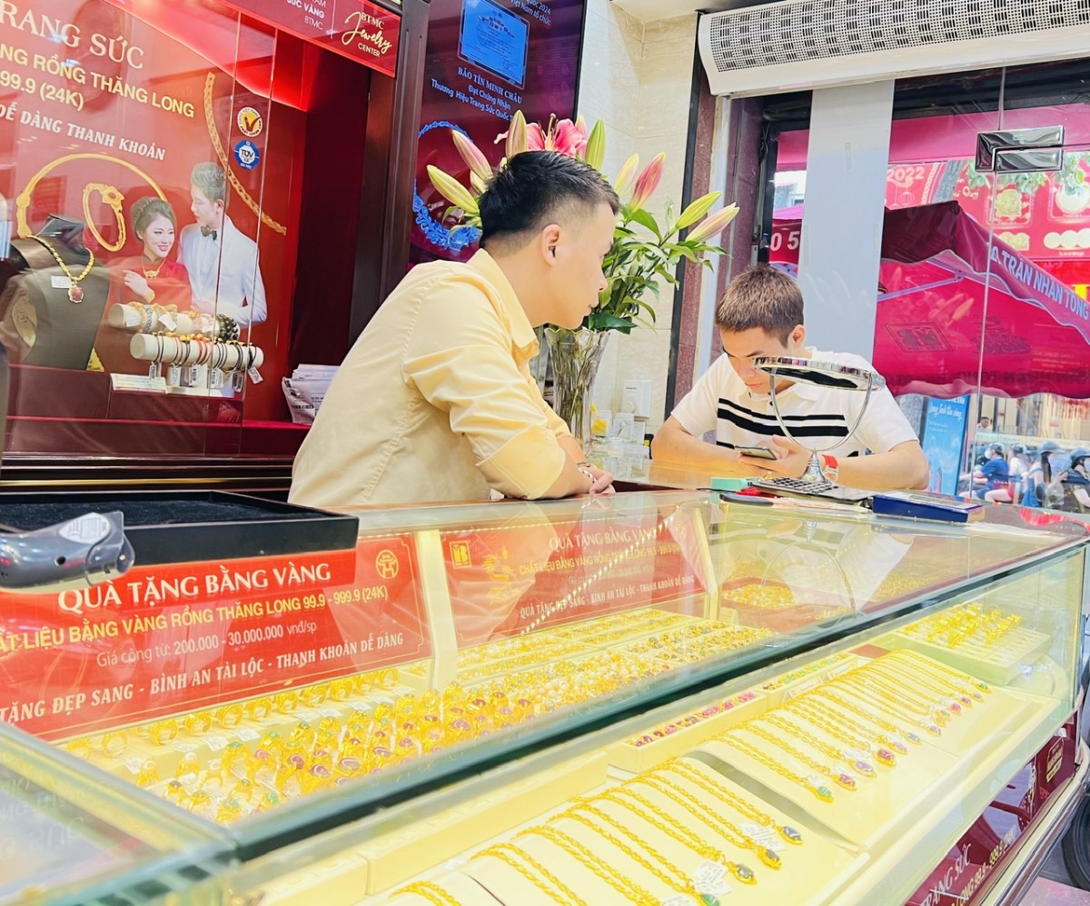 Giá vàng hôm nay (15/12): Vàng miếng, vàng nhẫn vẫn duy trì ở vùng giá cao kỷ lục Giá vàng hôm nay (15/12): Vàng miếng, vàng nhẫn vẫn duy trì ở vùng giá cao kỷ lục